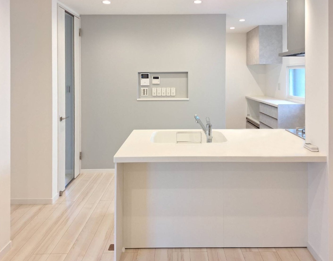 小田原市キッチンリフォーム｜白とグレーが映える開放的な対面キッチン