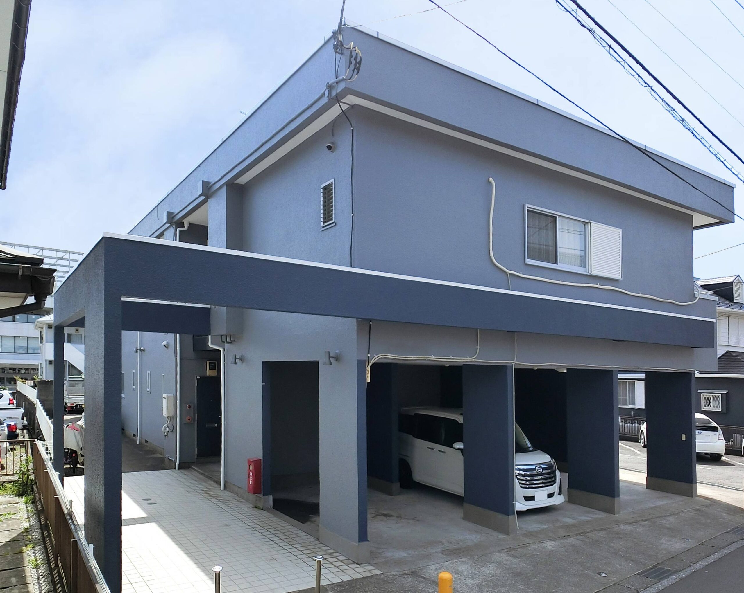 横浜市アパート外壁塗装｜グレー×ネイビーのアクセントカラーで印象的な外観に