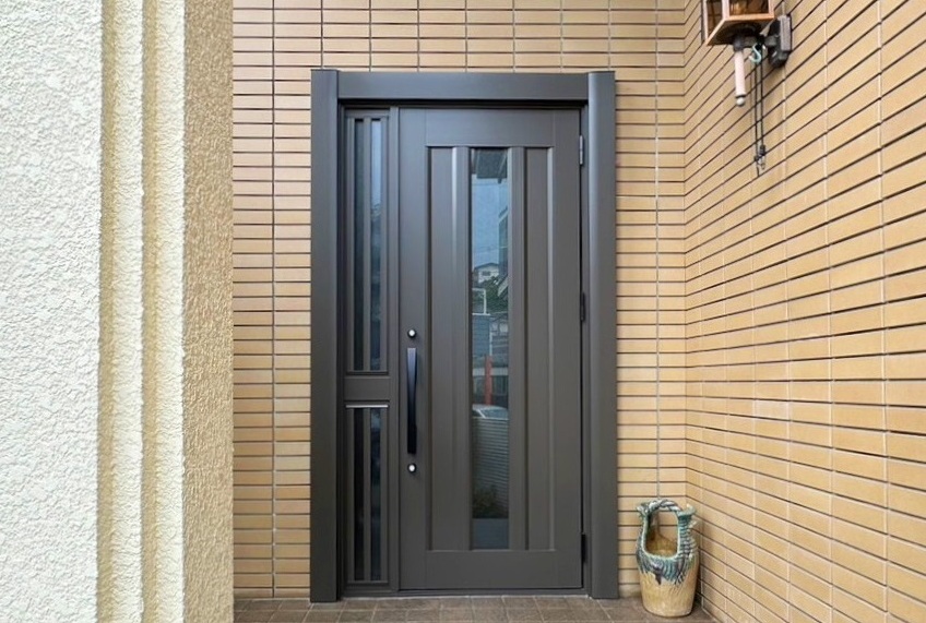 横浜市玄関ドアリフォーム｜シンプルでメンテナンスしやすいアルミ製ドア