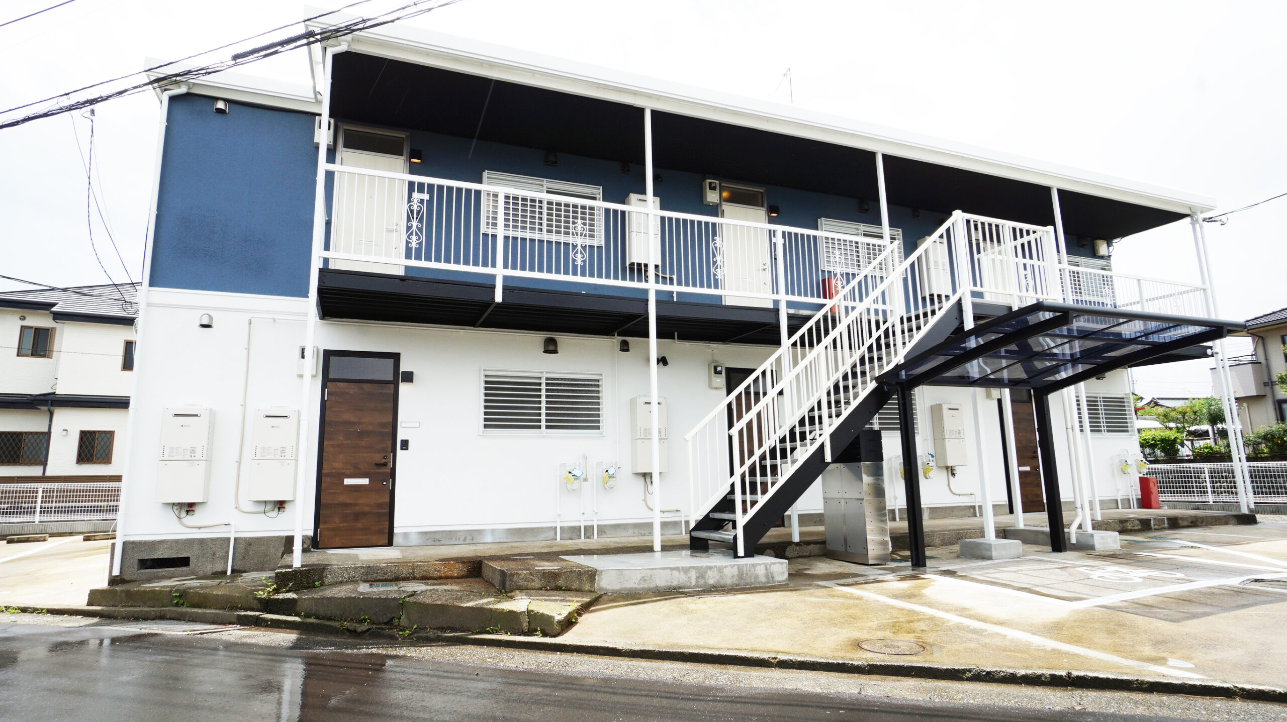 小田原市アパートフルリフォーム｜白とブルーのツートンカラーでスタイリッシュに